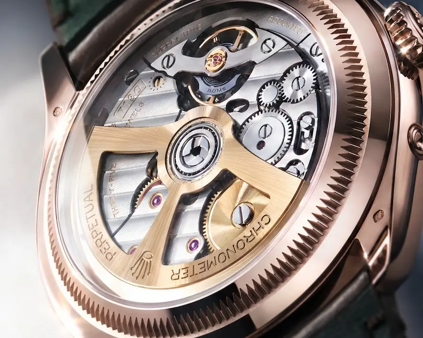 Calibre 7190 seen through the sapphire caseback of the Everose gold Perpetual Padellone