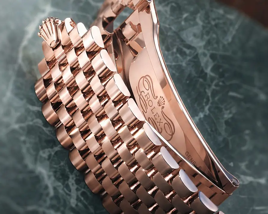 Close-up of the Everose gold seven-link bracelet and clasp